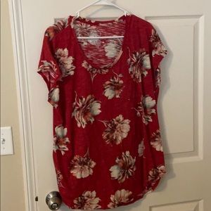Maurice’s size 0 pocket 24-7 t-shirt.  Red floral